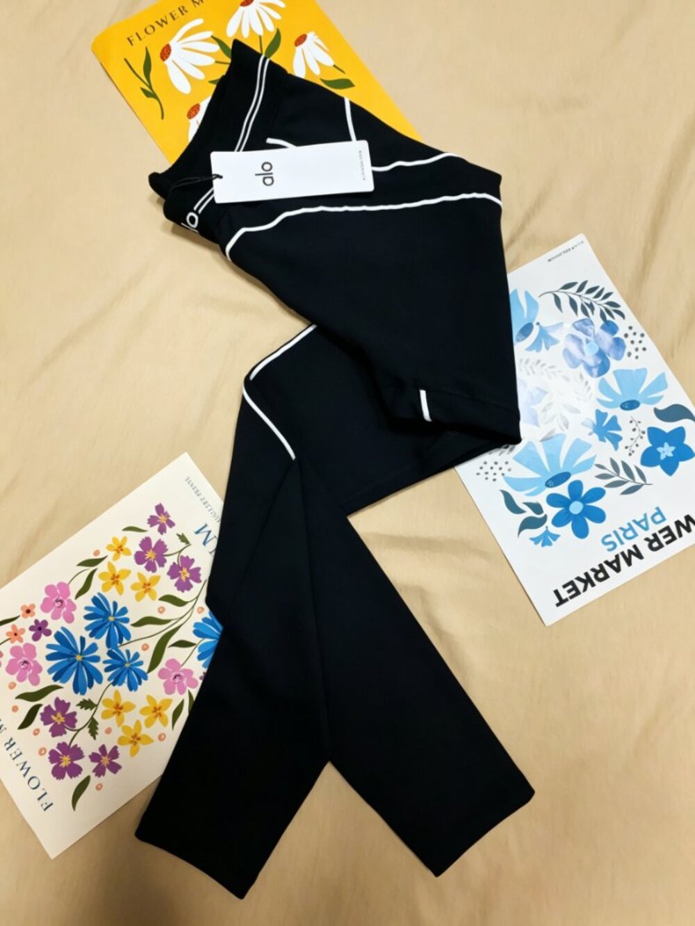 ALO Yoga NWT🧘🏻Airbrush High-Waist Heart Throb Black/White Legging🎭 - Picture 10 of 13